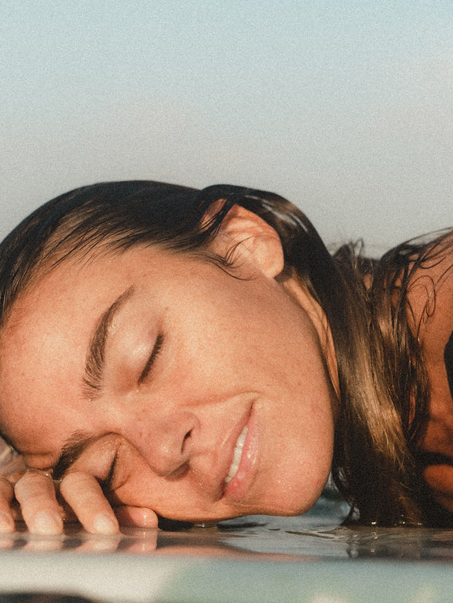 Femme se détendant sur l'eau