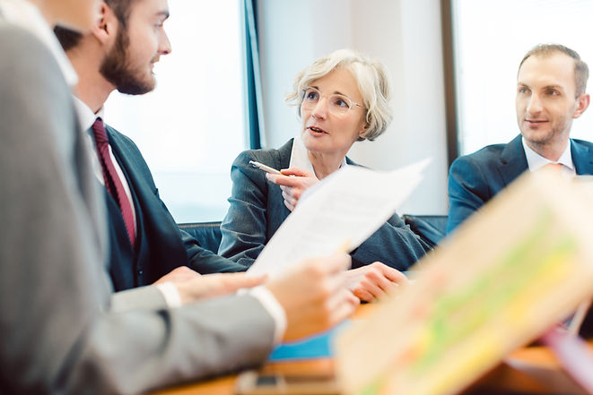 Kommunikativer Austausch im Business Meeting zwischen Führungskräften