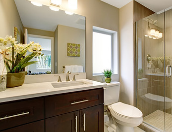 明るいバスルーム