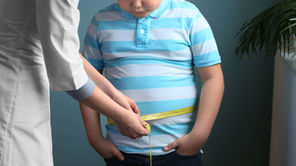 menino no médico medindo a circunferência abdominal para tratar obesidade