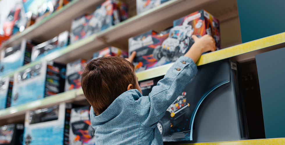 Menino na loja de brinquedos