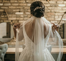La mariée ajuste son voile