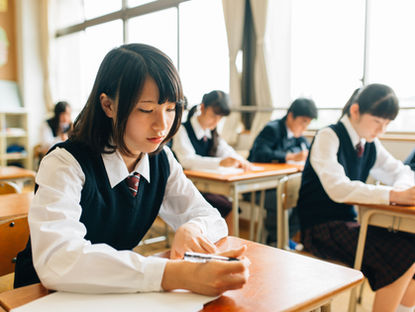 学校で試験を受けている女子生徒