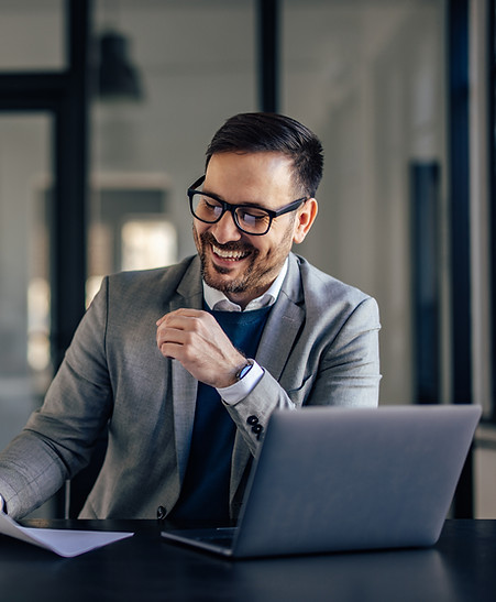 Empresário a trabalhar no portátil