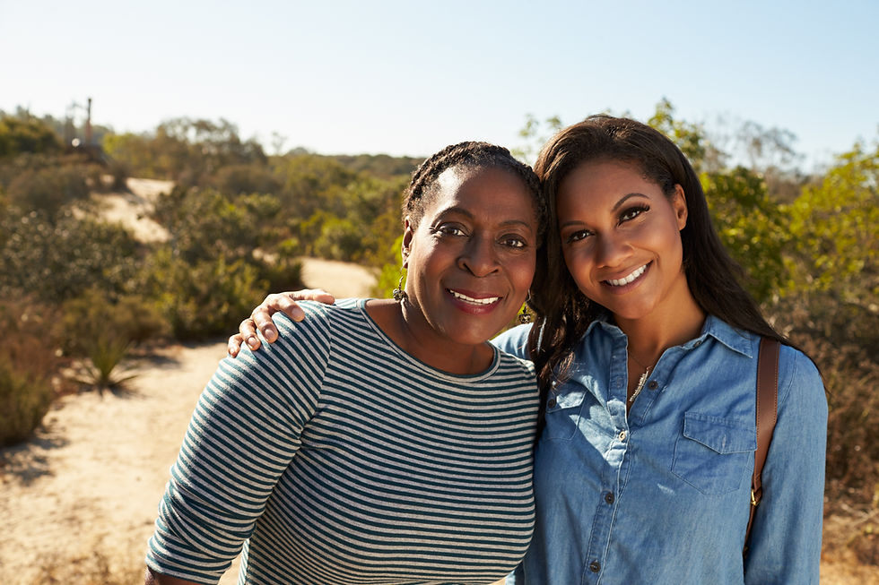 Mujeres sonrientes al aire libre