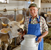 Bauer mit Milch