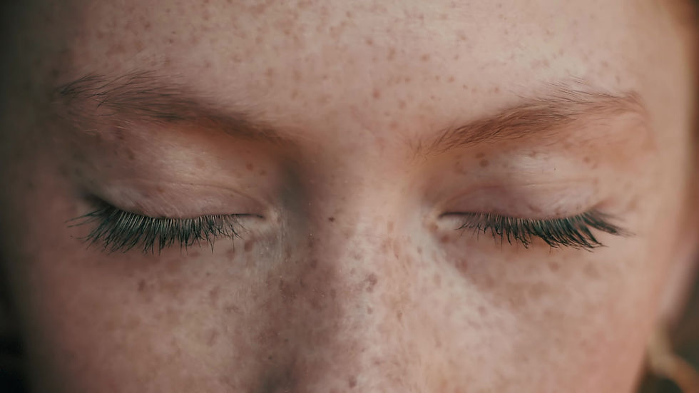 Primer plano de ojos pecosos