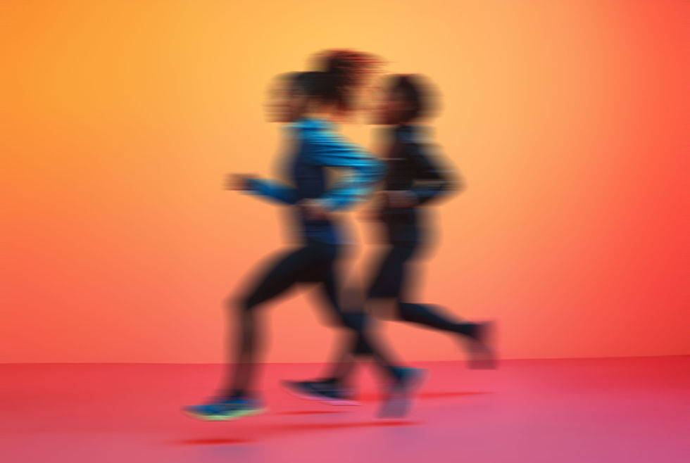 Mujeres corriendo con desenfoque de movimiento