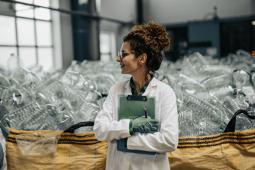 Trabajador de una fábrica de reciclaje