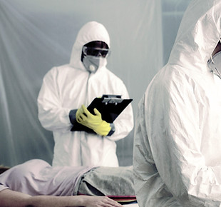 Médicos con trajes de protección bacteri
