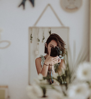 Femme se prenant en photo devant son mirroir