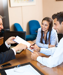 Abogado con clientes