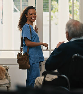 Krankenschwester begrüßt älteren Mann