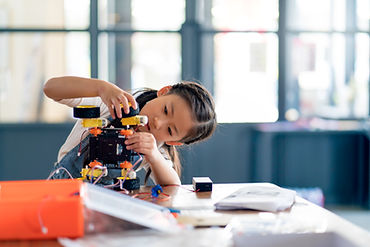 Fille construisant un robot