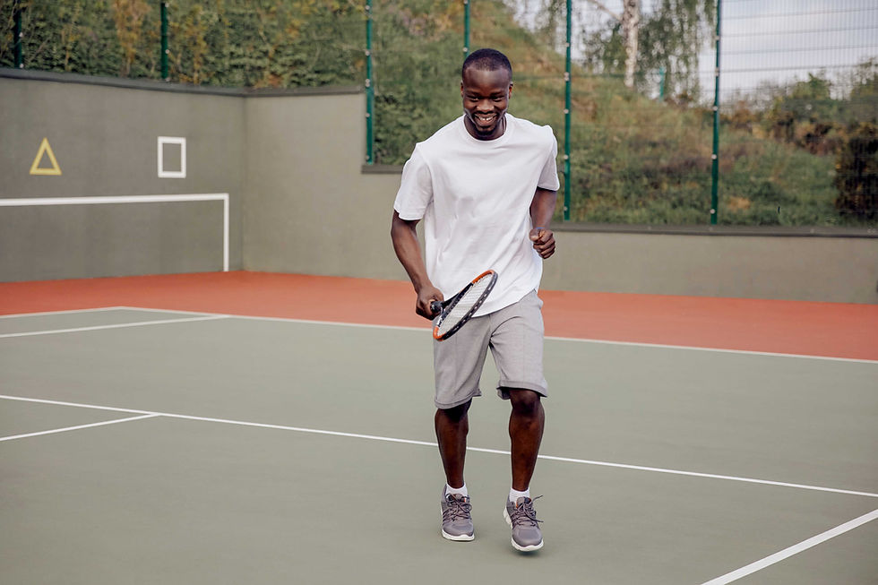 Mann spielt Tennis