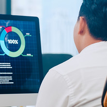 Pessoa analisando estatísticas