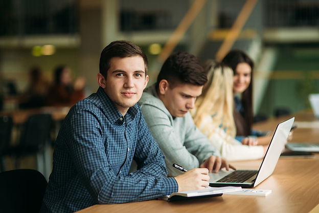 Estudante trabalhando no projeto