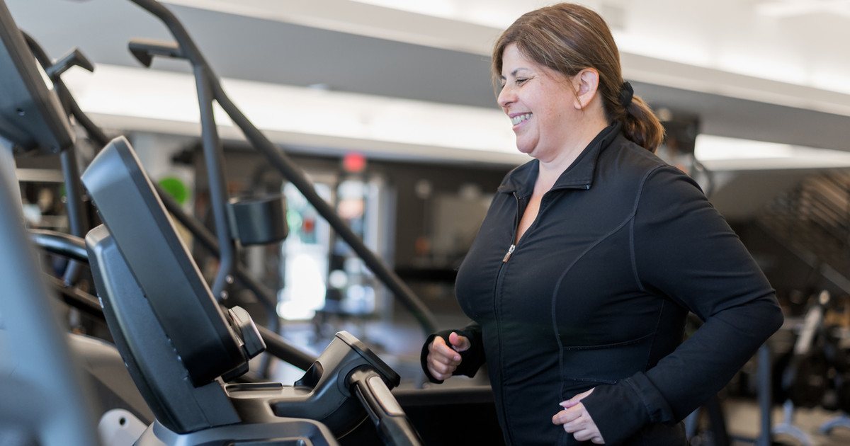 A person gradually increasing their activity with the support of a physiotherapist, demonstrating that safe movement builds confidence and recovery.