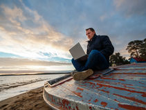 Homem em psicoterapia online