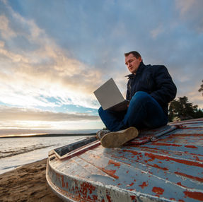 Homem em psicoterapia online