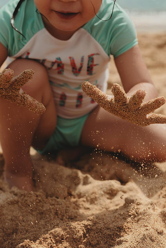 Barn som leker med sand