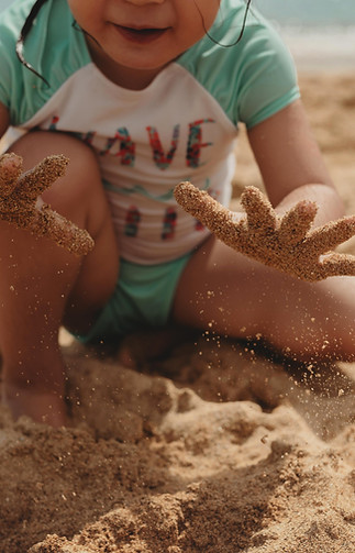 Kind speelt zand