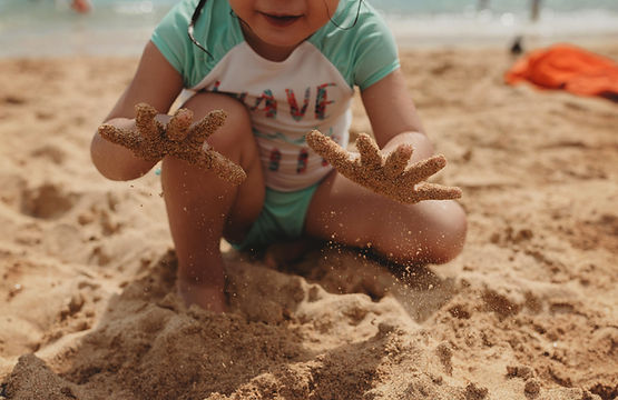 U niño aprende de la experiencia viva; un ejemplo de Unschooling en acción.