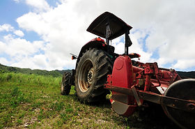 青空の下のトラクター