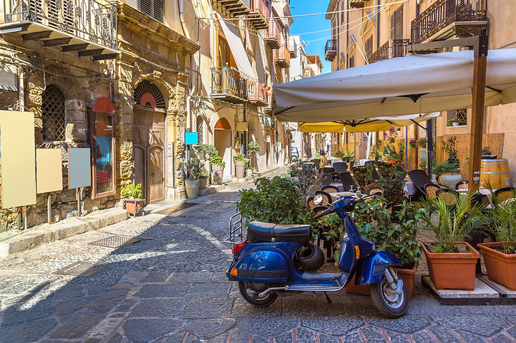 VIale borgo sud italia con vespa blu