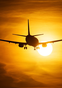 Aereo in decollo al tramonto
