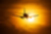 Avión despegando al atardecer
