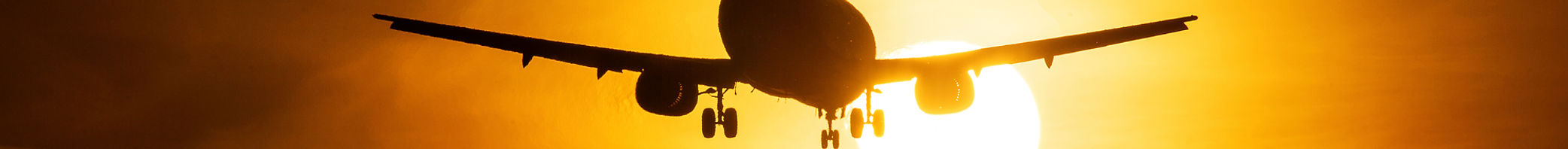 Flugzeug, das bei Sonnenuntergang abhebt