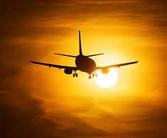 Flygplan lyfter vid solnedgången
