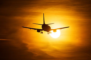 Avión despegando al atardecer