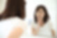 鏡を見る女性