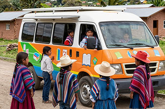Los niños suben a la furgoneta