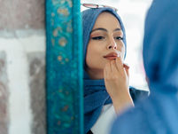 Mujer viendose en un espejo, escondiendo sus miedo