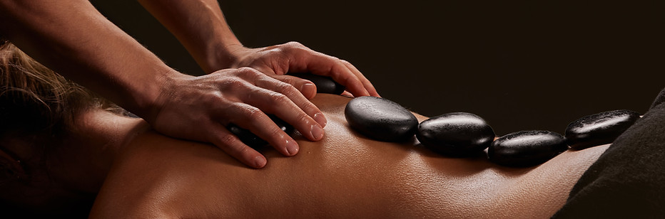 Sessione di massaggio con pietre calde