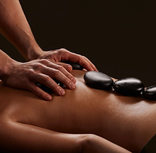 Massagem com pedras quentes