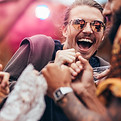 Amigos en un festival