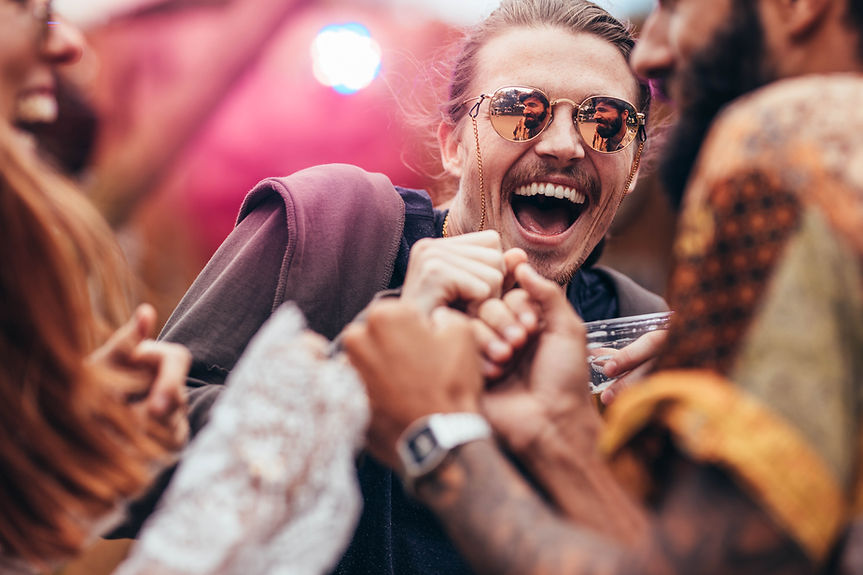 Vrienden op een festival