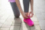 Atar cordones de los zapatos