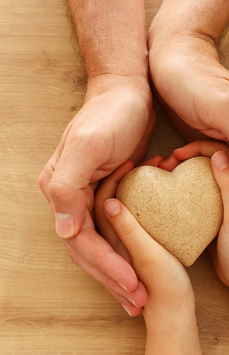 Mani che tengono il cuore