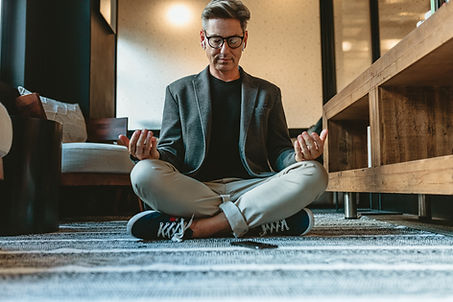Hombre meditando en el interior