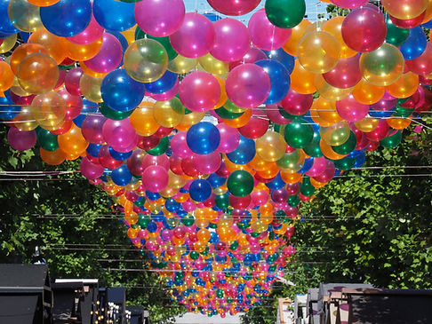 Ballons suspendus dans la rue