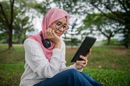Leer un libro electrónico en el parque