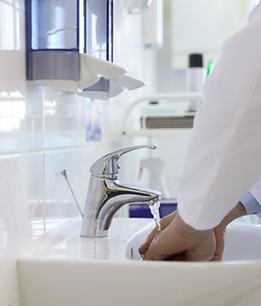 Profissional de saúde lavando as mãos