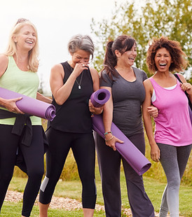 Femmes souriant en tenue de yoga