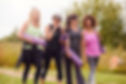 Femmes souriant en tenue de yoga