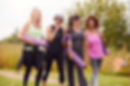 Femmes souriant en tenue de yoga
